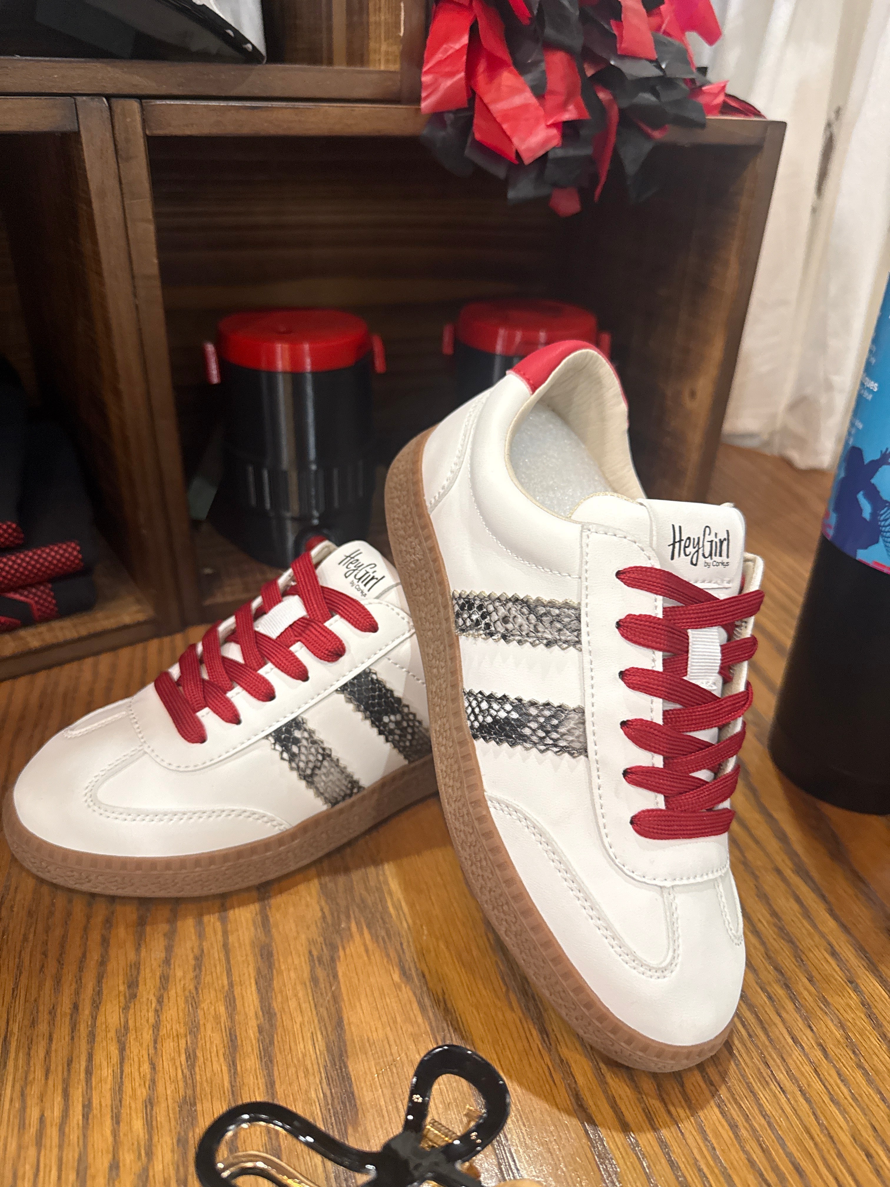 Heads up white with Snake
